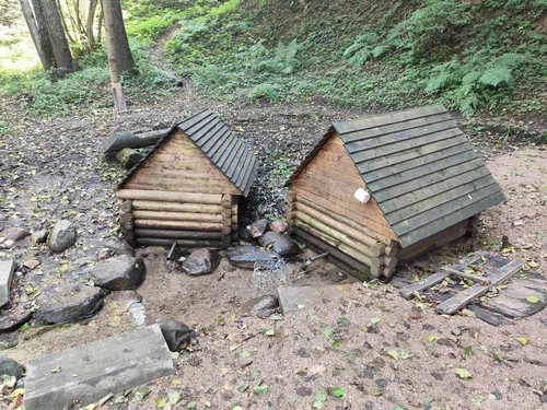 Источники с живой и мертвой водой